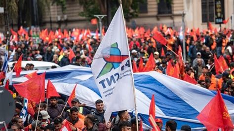 Dünyadan emek haberleri: Şili’de 2019 isyanı anıldı… Uruguay’da öğretmenler protesto grevi yaptı…